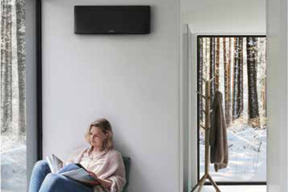 Climatizzatore Daikin Stylish nero in un soggiorno